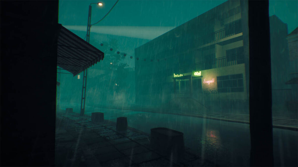 Screen z gry The Way Back. Ciemnoniebieska kolorystyka, widok na opuszczony budynek w smugach deszczu. Przed budynkiem ulica oświetlona słabymi lampami i neonami.